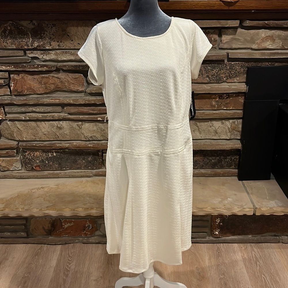 Sharagano Ivory Stretch Geometric Pattern Short Sleeve Dress